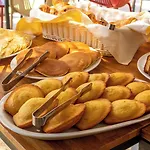 Logis La Bastide De & Restaurant La Chenaie 3*