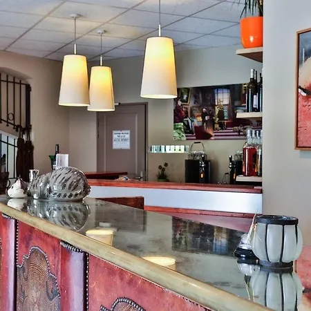 酒店 Logis La Bastide De & Restaurant La Chenaie 3*