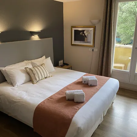 Logis La Bastide De & Restaurant La Chenaie 3*