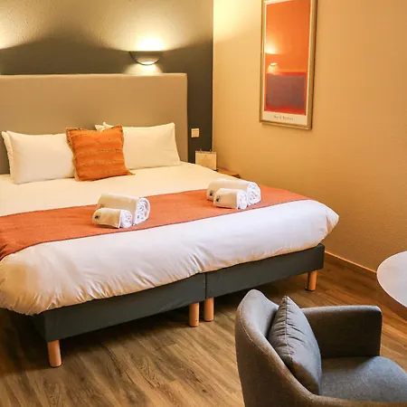 Logis La Bastide De & Restaurant La Chenaie 3* 格里尼昂