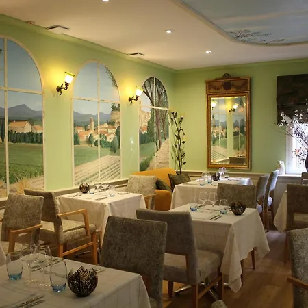 Logis La Bastide De & Restaurant La Chenaie 3* Grignan