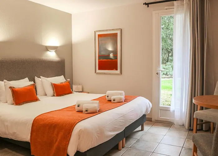 Logis La Bastide De & Restaurant La Chenaie 3*