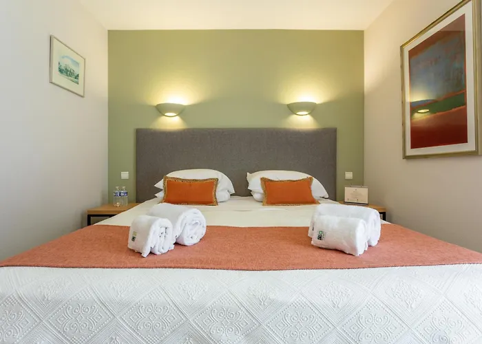 Logis La Bastide De & Restaurant La Chenaie 3* Grignan