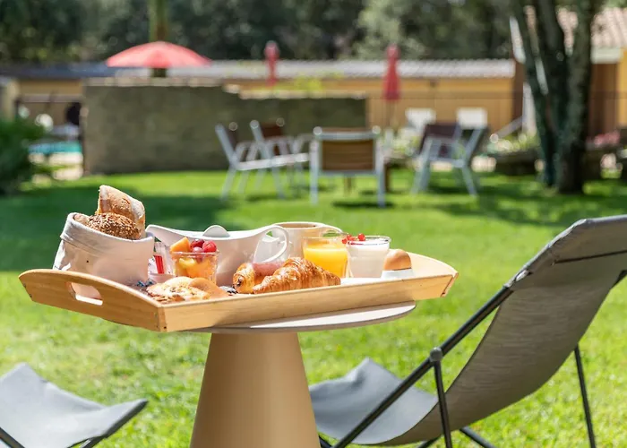 Logis La Bastide De & Restaurant La Chenaie Szálloda 3*