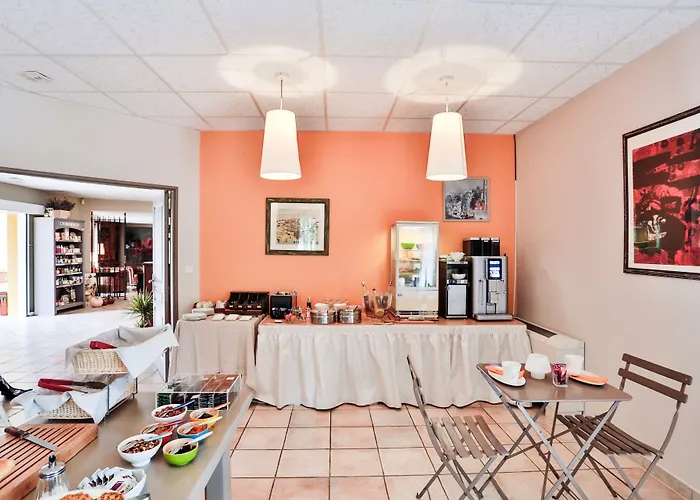 Logis La Bastide De & Restaurant La Chenaie Szálloda 3*