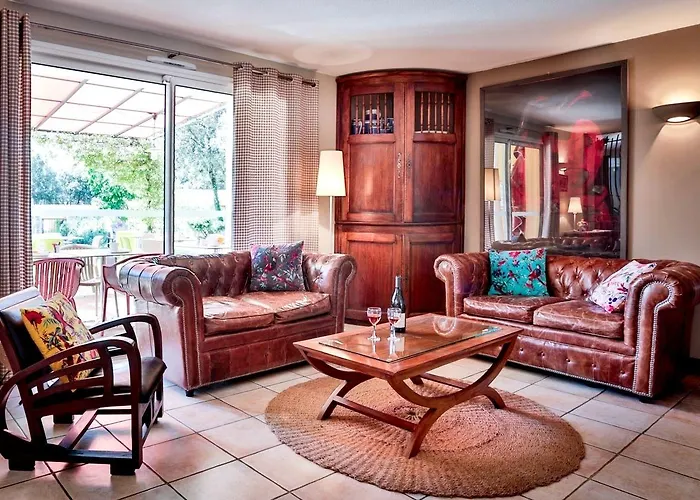Szálloda Logis La Bastide De & Restaurant La Chenaie Grignan