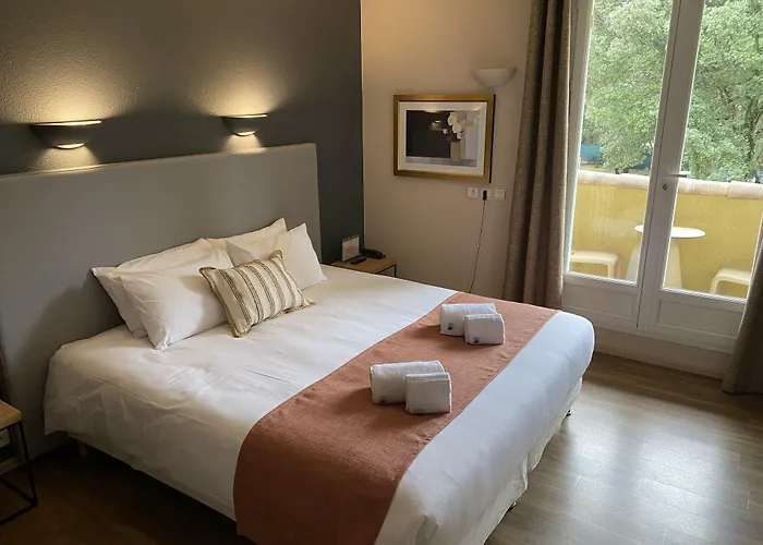Logis La Bastide De & Restaurant La Chenaie 3*