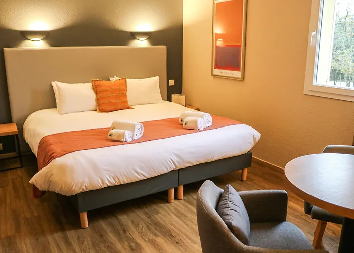 Logis La Bastide De & Restaurant La Chenaie 3* Grignan