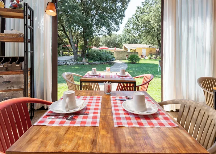 Logis La Bastide De & Restaurant La Chenaie Szálloda Grignan
