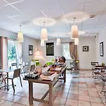 Logis La Bastide De & Restaurant La Chenaie 3*