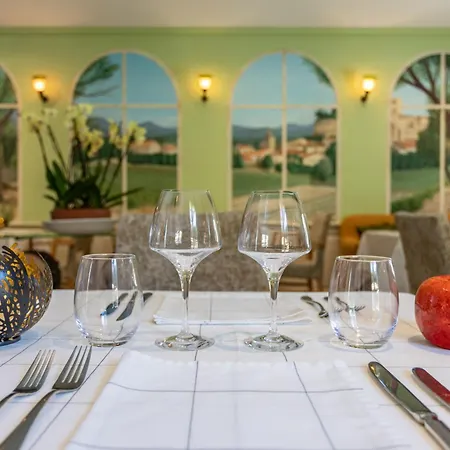 Logis La Bastide De & Restaurant La Chenaie 3* Grignan