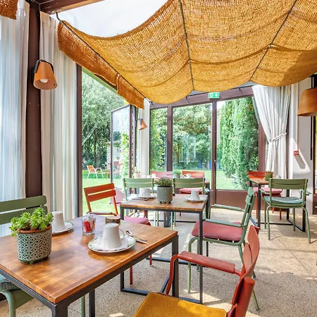 Logis La Bastide De & Restaurant La Chenaie 3* Grignan