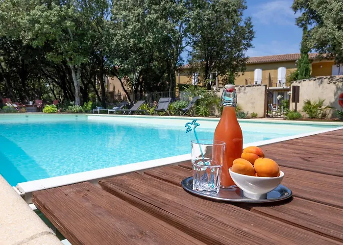 Logis La Bastide De & Restaurant La Chenaie 3* Grignan